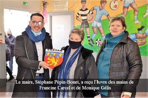 Le maire, Stéphane Pépin-Bonet, a reçu l’œuvre des mains de Francine Carcel et de Monique Gélis
