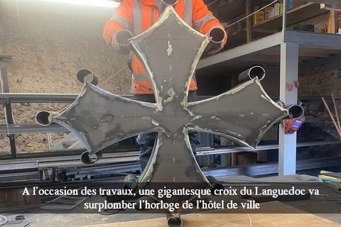 : A l’occasion des travaux, une gigantesque croix du Languedoc va surplomber l’horloge de l’hôtel de ville