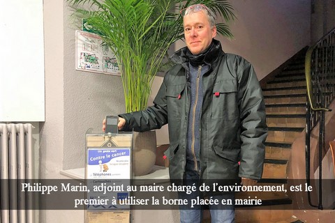 Philippe Marin, adjoint au maire chargé de l’environnement, est le premier à utiliser la borne placée en mairie