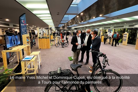 Le maire Yves Michel et Dominique Cupoli, élu délégué à la mobilité à Tours pour l’annonce du palmarès 