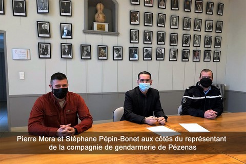 Pierre Mora et Stéphane Pépin-Bonet aux côtés du représentant de la compagnie de gendarmerie de Pézenas