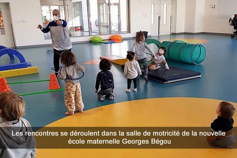 Les rencontres se déroulent dans la salle de motricité de la nouvelle école maternelle Georges Bégou