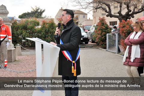 Le maire Stéphane Pépin-Bonet donne lecture du message de la ministre  déléguée auprès de la ministre des Armées Geneviève Darrieussecq