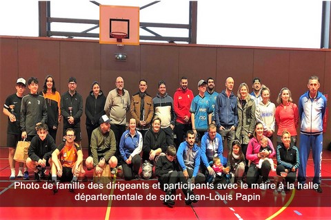 Photo de famille des dirigeants et participants avec le maire à la halle départementale de sport Jean-Louis Papin