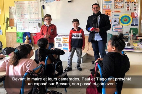 Devant le maire et leurs camarades, Paul et Tiago ont présenté un exposé sur Bessan, son passé et son avenir