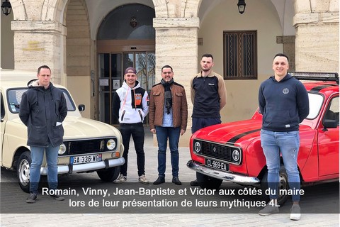 : Romain, Vinny, Jean-Baptiste et Victor aux côtés du maire lors de leur présentation de leurs mythiques 4L
