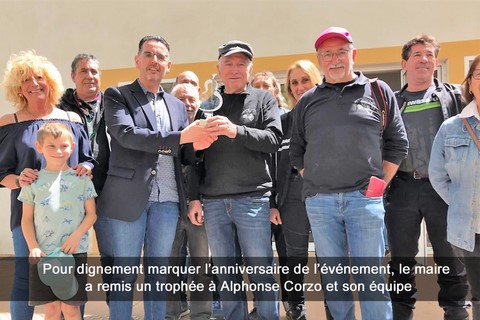 Pour dignement marquer l’anniversaire de l’événement, le maire a remis un trophée à Alphonse Corzo et son équipe