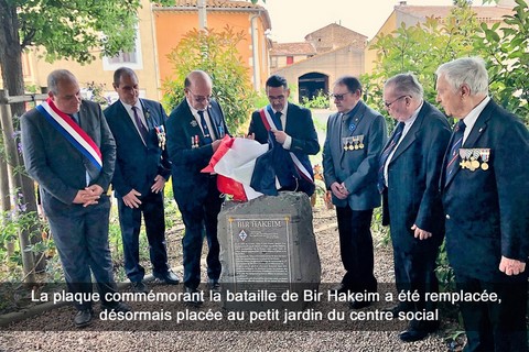La plaque commémorant la bataille de Bir Hakeim a été remplacée, désormais placée au petit jardin du centre social