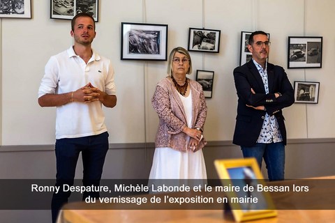 Ronny Despature, Michèle Labonde et le maire de Bessan lors du vernissage de l’exposition en mairie