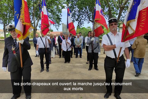 les porte-drapeaux ont ouvert la marche jusqu'au monument aux morts