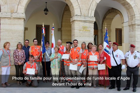 Photo de famille pour les récipiendaires de l’unité locale d’Agde devant l’hôtel de ville