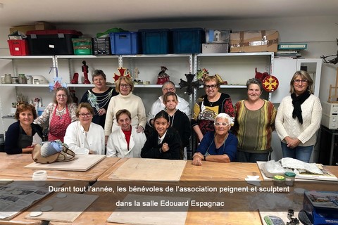 Durant tout l’année, les bénévoles de l’association peignent et sculptent dans la salle Edouard Espagnac