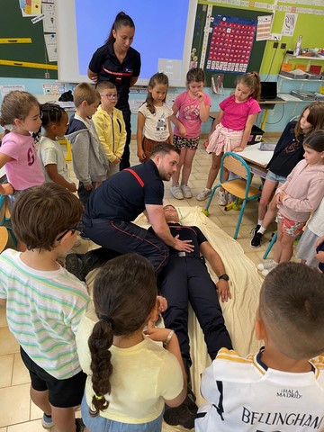 Quatre sapeurs-pompiers ont sensibilisé les élèves aux postures à adopter en cas de besoin vital