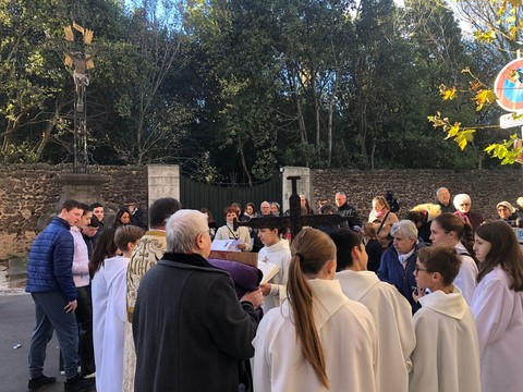 La fête de la paroisse en l’honneur du saint-patron s’est tenu entre la Croix de la Mission et l’église