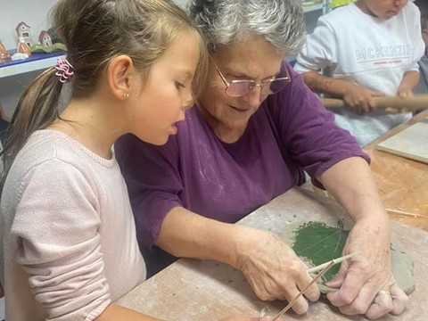 Au-delà de sa journée ouverte au public, les enfants continuent à suivre des cours de poterie et modelage
