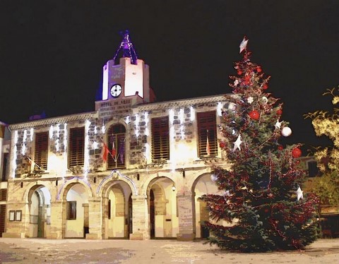 La place de la Promenade, entre hôtel de ville et salle des fêtes, se pare progressivement de ses illuminations de Noël