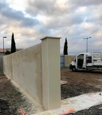 Le mur d’enceinte du nouveau cimetière a été créé, puis enduit par une entreprise bessanaise