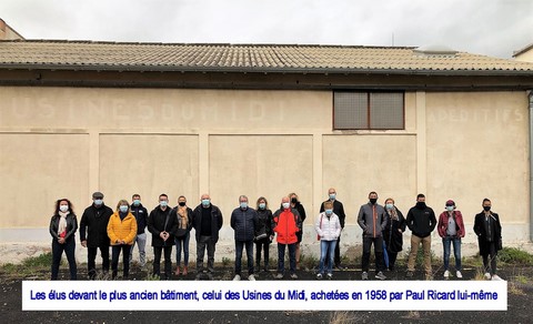 Les élus devant le plus ancien bâtiment, celui des Usines du Midi, achetées en 1958 par Paul Ricard lui-même